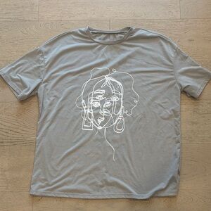 Minimal Line Art Face Graphic Tee - Light Gray